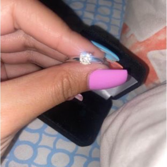 Engagement ring - Picture 5 of 6